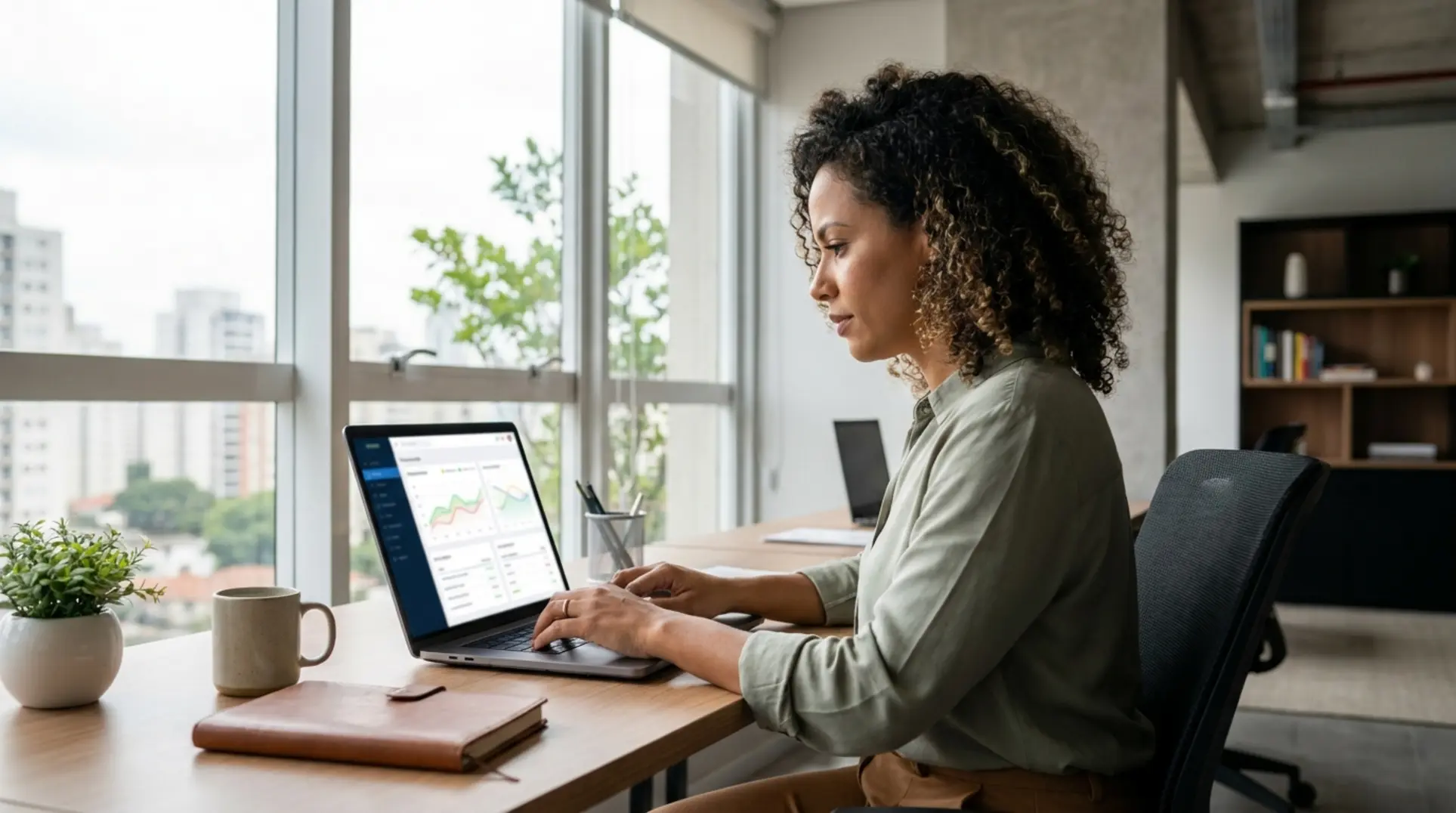Empreendedor focado usando planilha de precificação gratuita em um notebook num escritório moderno.