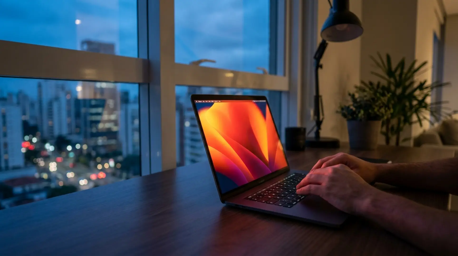 Mãos de vendedor profissional pausadas sobre um laptop que exibe uma notificação de conta suspensa Shopee.